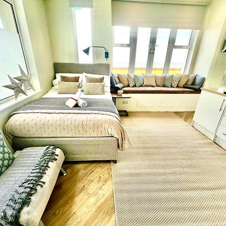 Beachfront Compact Coastal Crib, Direct Sea Views & Air Conditioning Littlestone-on-Sea Exterior photo
