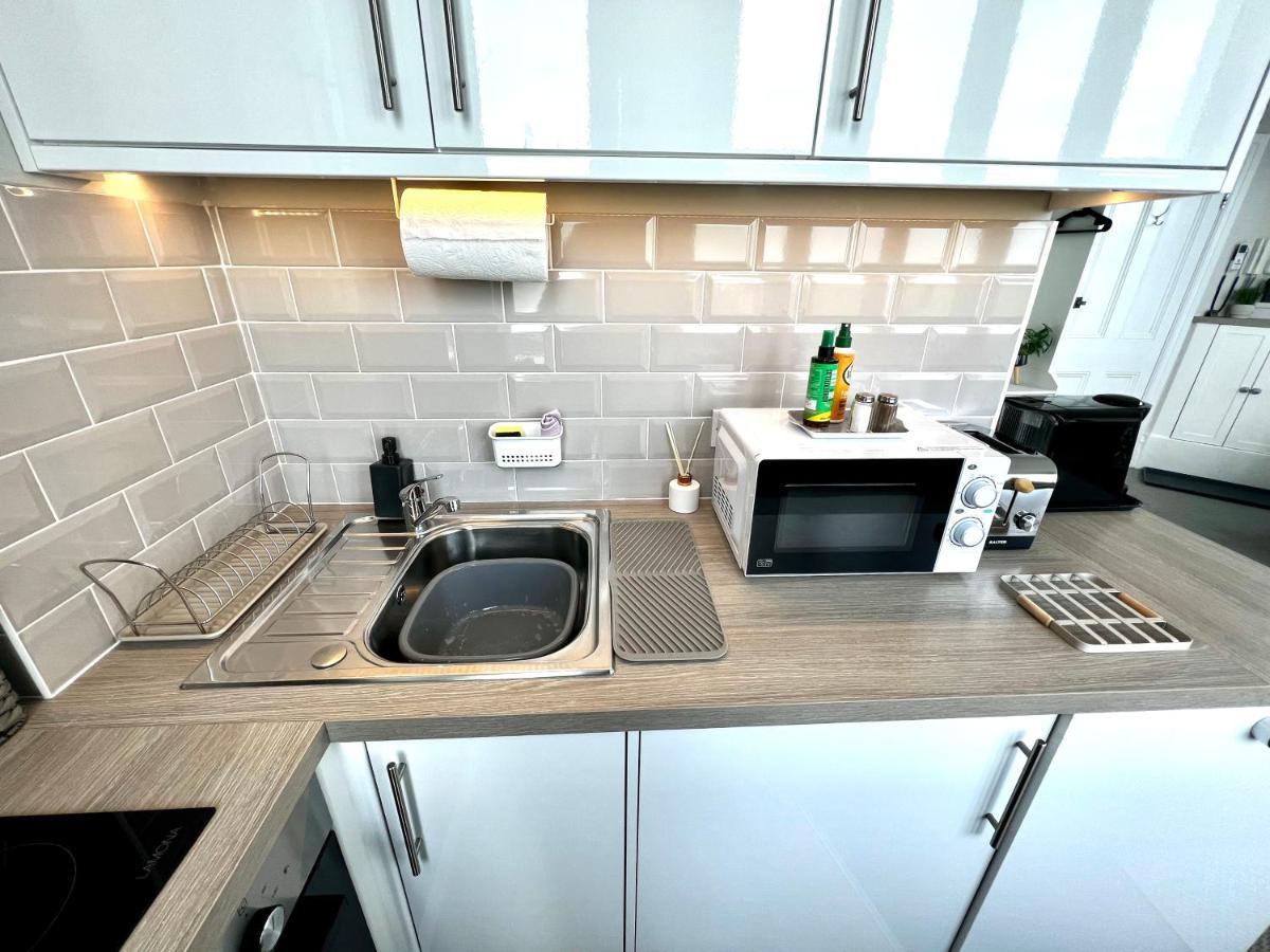 Beachfront Compact Coastal Crib, Direct Sea Views & Air Conditioning Littlestone-on-Sea Exterior photo