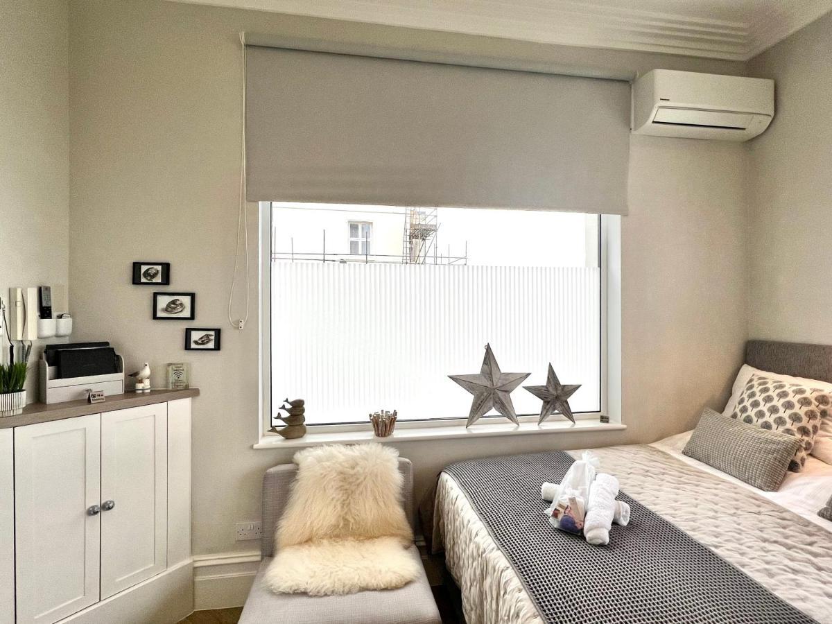 Beachfront Compact Coastal Crib, Direct Sea Views & Air Conditioning Littlestone-on-Sea Exterior photo