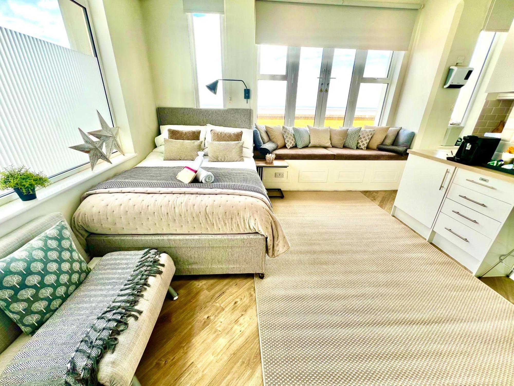 Beachfront Compact Coastal Crib, Direct Sea Views & Air Conditioning Littlestone-on-Sea Exterior photo